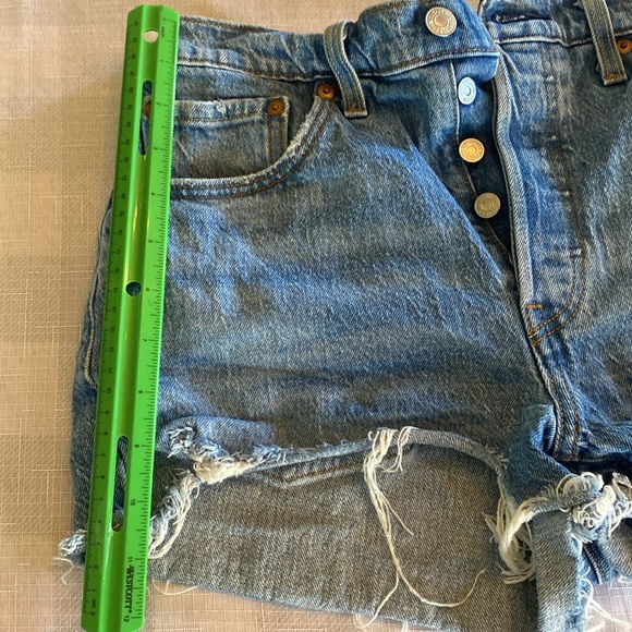 Levi’s Women’s 501 Jean Shorts - Picture 7 of 13